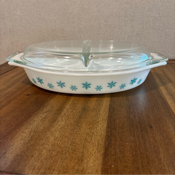 Pyrex Glass Lid Casserole Dish with Blue Snowflake Design 1.5 Quart - Picture 1 of 13